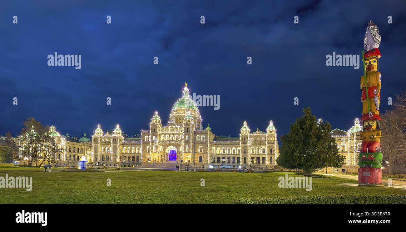 Victoria, British Columbia, Kanada. Februar 2025. Victorias Parlamentsgebäude in BC leuchten mit festlichen Lichtern vor einem tiefblauen Abendhimmel Stockfoto