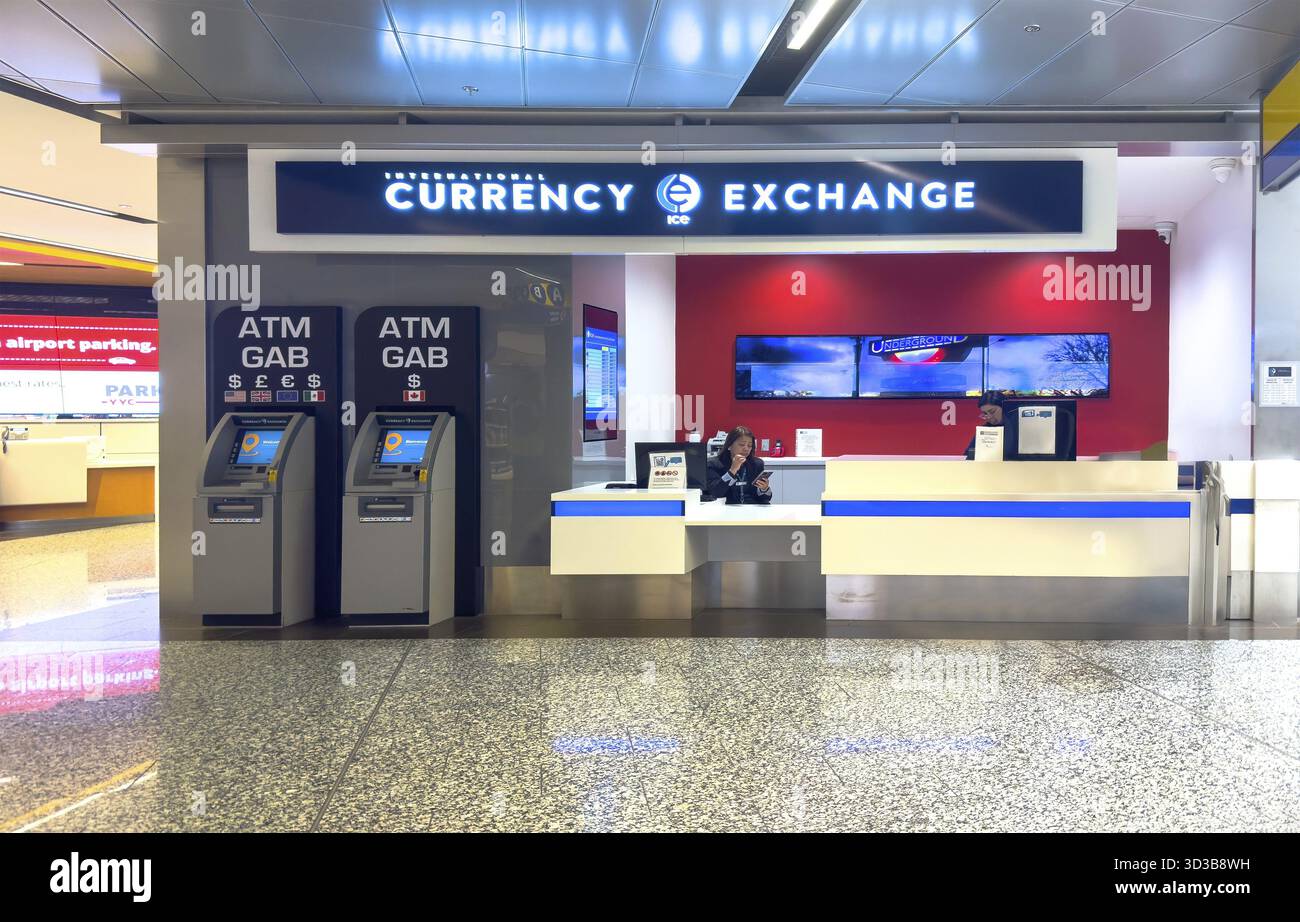 Calgary, Alberta, Kanada. Dezember 2024. Eine gut beleuchtete Geldwechselstube am Flughafen bietet praktische Services. Zwei Geldautomaten stehen bereit für quic Stockfoto