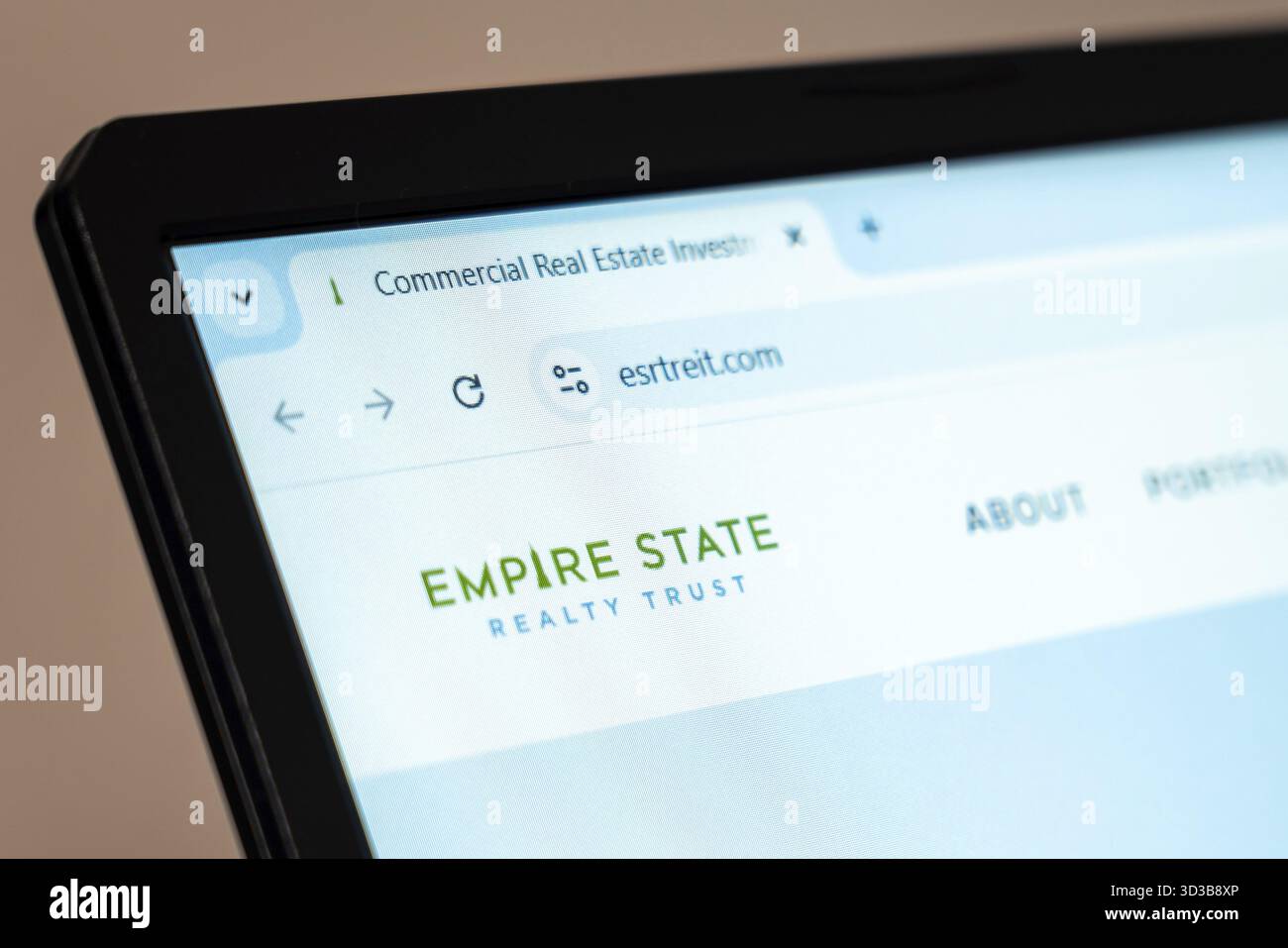 New York, USA - 07. Januar 2025: Website des Empire State Realty Trust wird auf dem Computerbildschirm angezeigt, auf der gewerbliche Immobilieninvestitionen und Pro-Projekte gezeigt werden Stockfoto