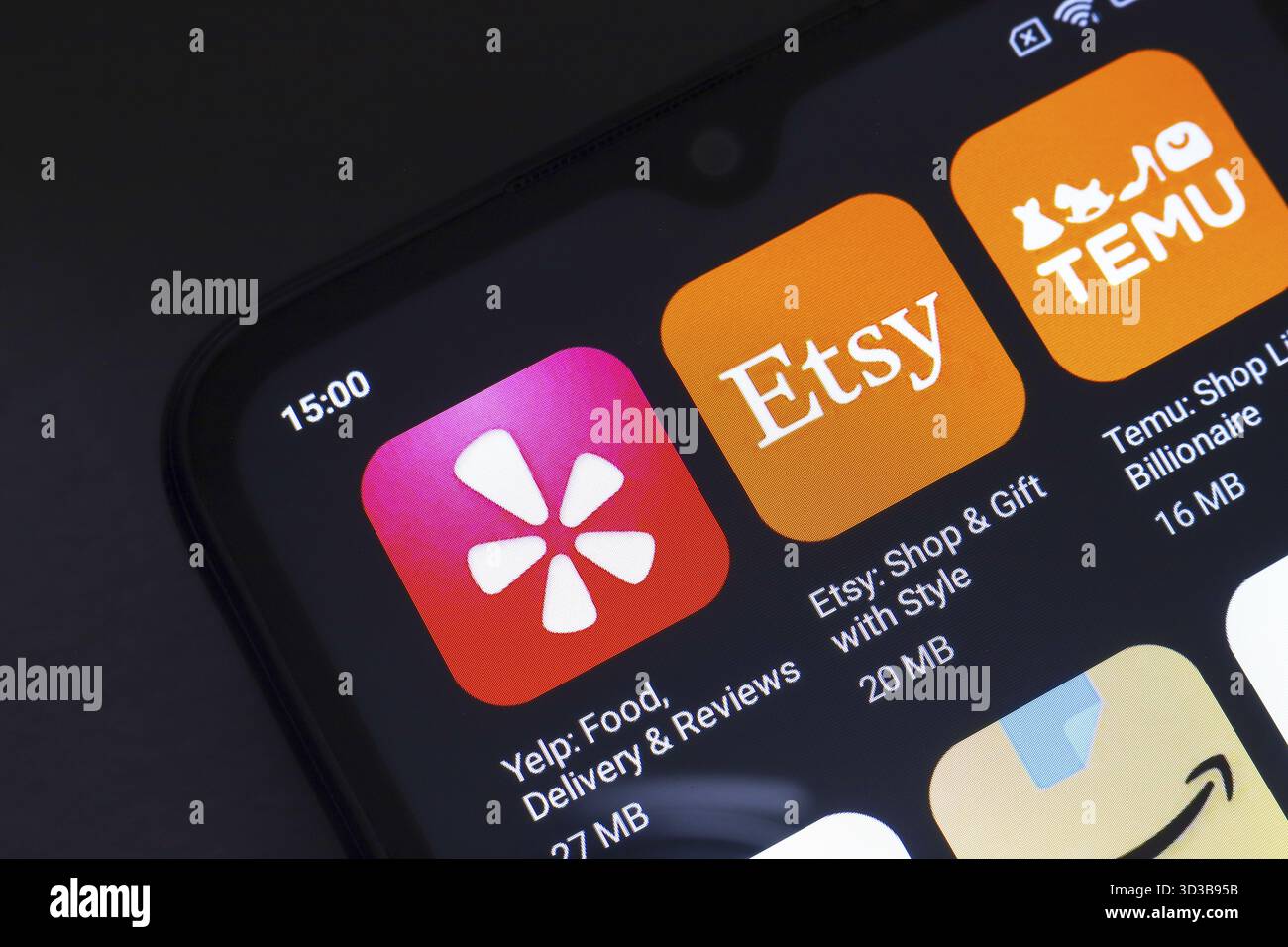 November 2024, Brasilien. In dieser Fotoabbildung wird das Logo der Yelp-, Etsy- und Temu-App auf einem Smartphone-Bildschirm angezeigt Stockfoto