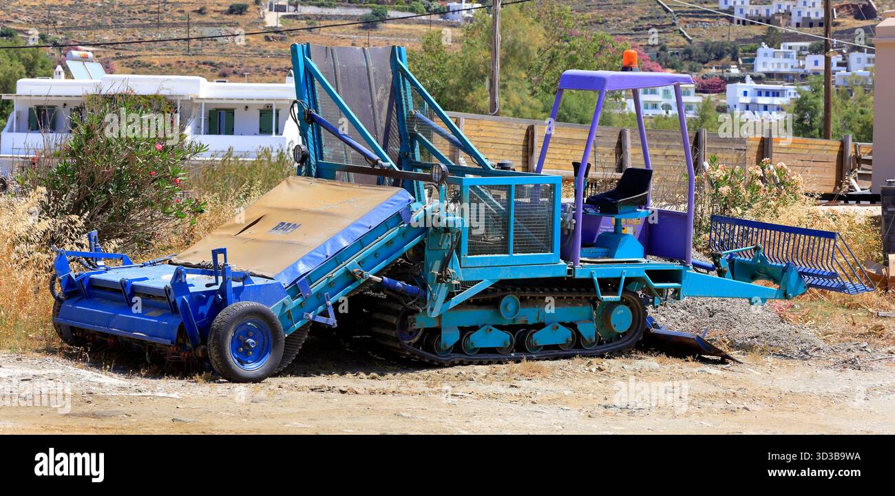 Sandsichter / Reiniger Algenpflücker Strandreinigungstraktor, Insel Tinos, Inselgruppe Kykladen, Griechenland, Europa, EU. Aufgenommen 2025 Stockfoto