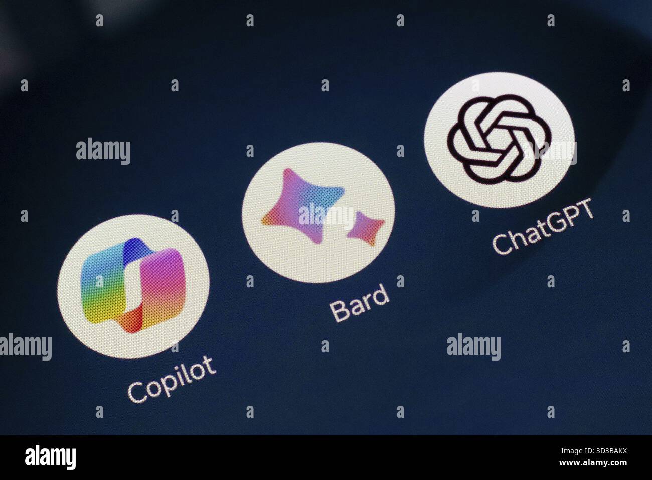 9. Juli 2024, Paraguay. In dieser Fotoabbildung wird das App-Logo Google Bard, Microsoft Copilot und ChatGPT (OpenAI) auf einem Smartphone angezeigt Stockfoto