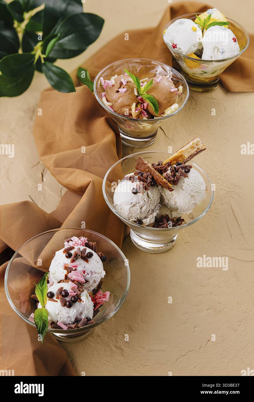 Essen, Eiskugeln in einem transparenten Glas Stockfoto