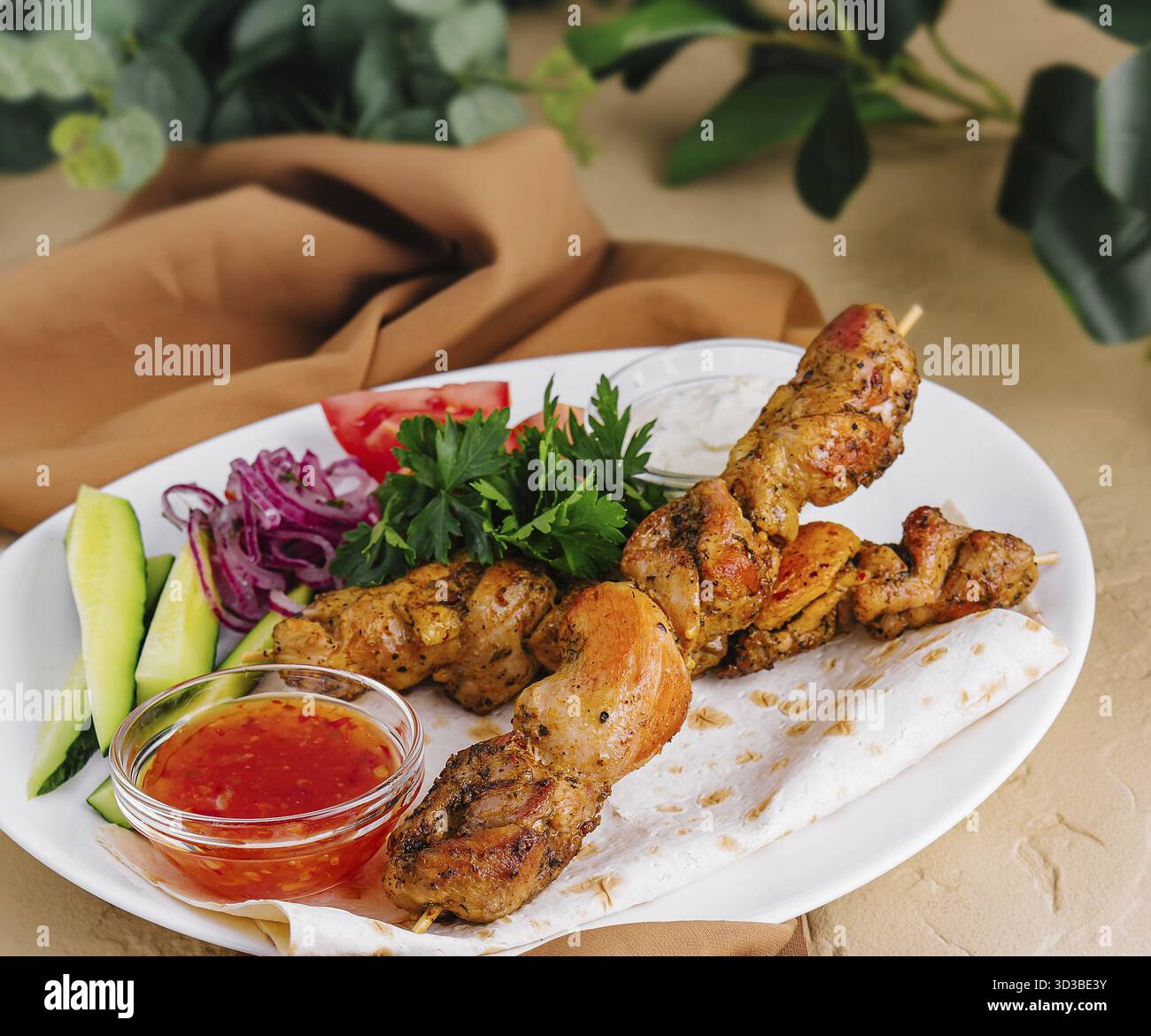 Essen, Schweinekebab auf einem Holzspieß auf dem Teller Stockfoto