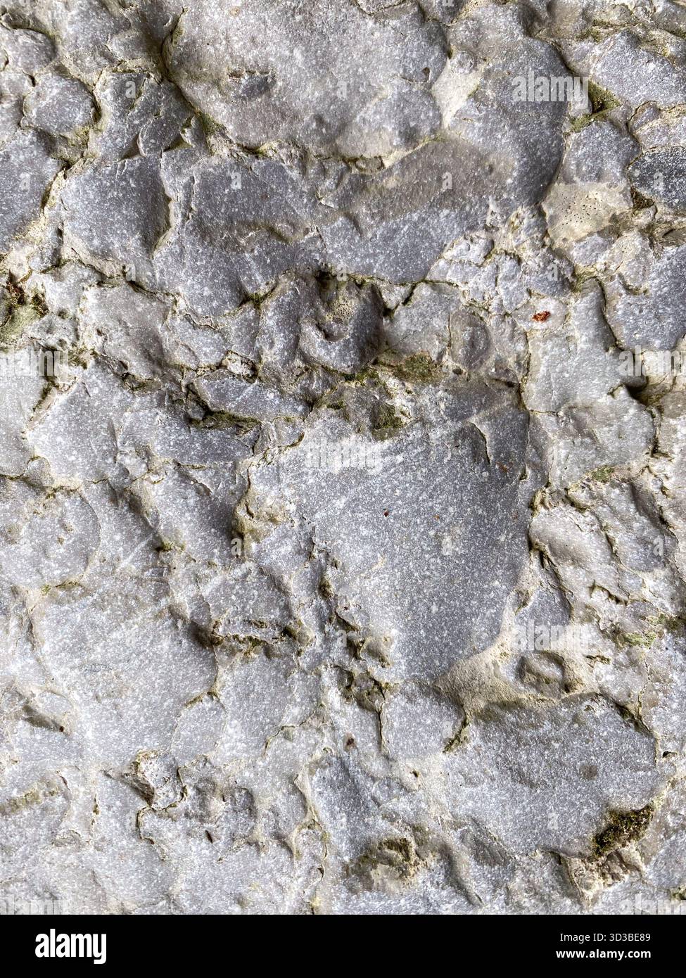 Rustikaler Felsenoberflächenhintergrund mit geologischer Mineralstruktur. Stockfoto