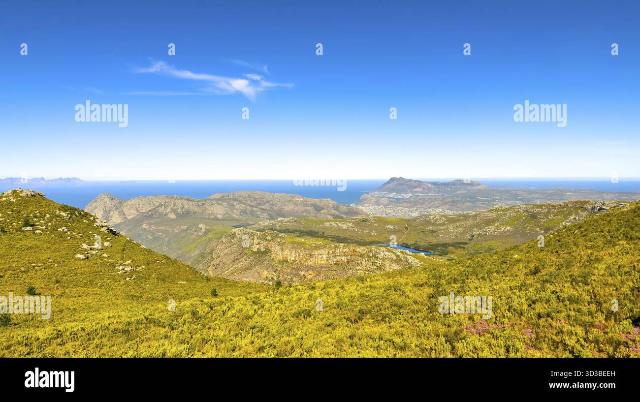 Küstengebirgslandschaft mit Fynbos-Flora in Kapstadt, Südafrika Stockfoto