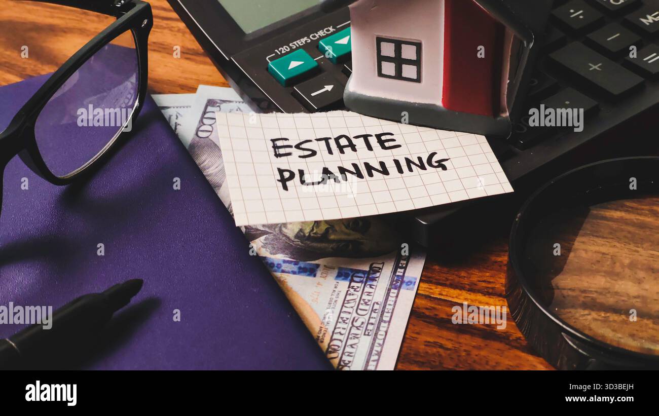 Umfassende Immobilienplanung: Finanzstrategie mit Immobilienmodell, Geld und Rechner Stockfoto