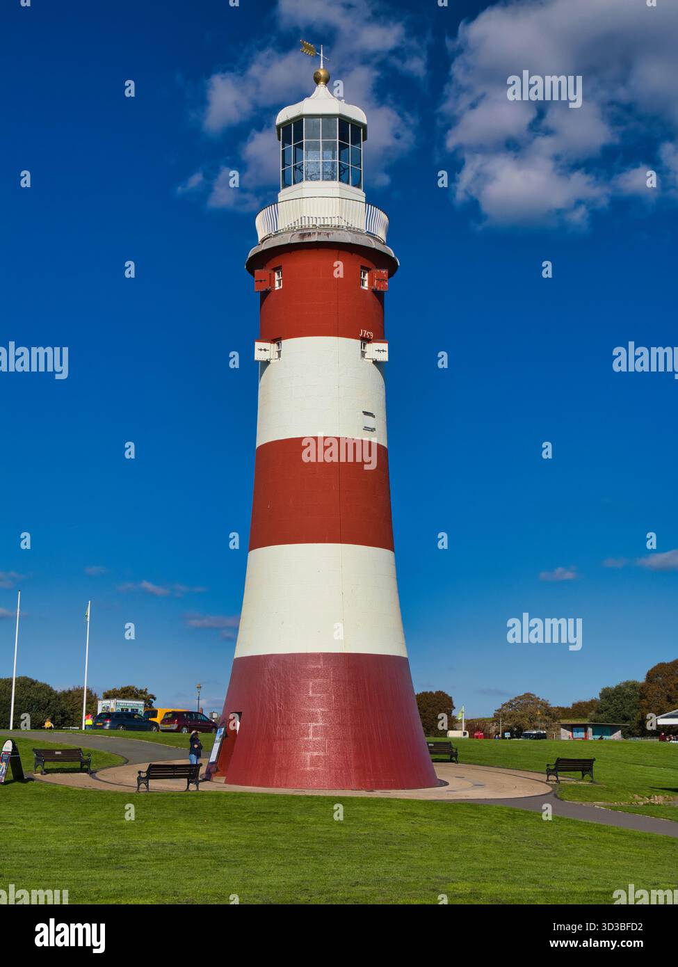 Plymouth, Großbritannien - 25. September 2025: Der Smeatons Tower auf der Plymouth Hoe, Devon, Großbritannien, erhebt sich an einem sonnigen Nachmittag in kräftigen roten und weißen Streifen vor einem tiefblauen Himmel. Stockfoto