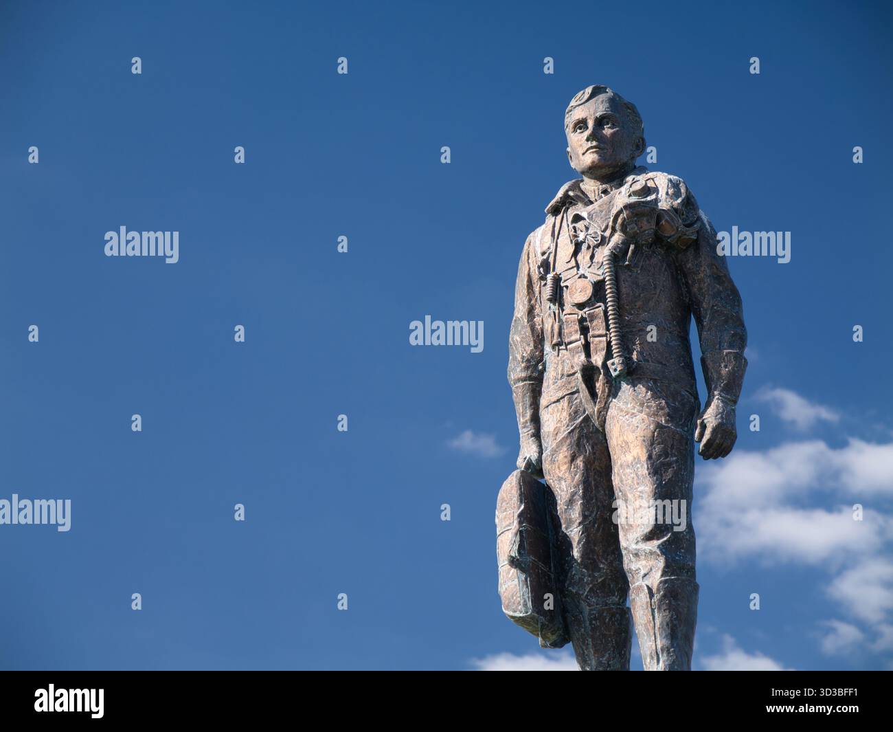Plymouth, Großbritannien – 25. September 2025: Bronzestatue des Unbekannten Luftmanns vor einem klaren blauen Himmel. Befindet sich am Monument der Royal Air Force und der Alliierten Luftstreitkräfte in Plymouth, Großbritannien. Stockfoto