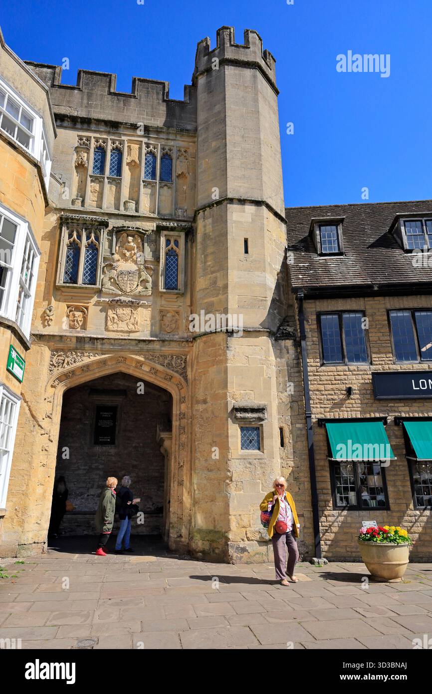 Mittellose Veranda führt zur Kathedrale vom Marktplatz, Wells Cathedral, Wells, Somerset. Stockfoto