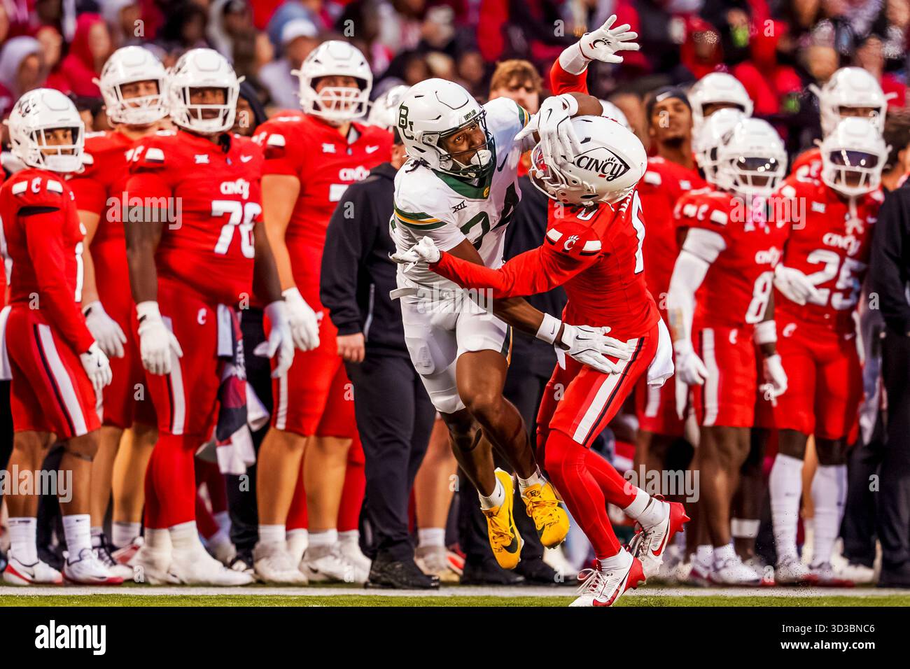 Baylor Bears Wide Receiver JOSH CAMERON (34) sucht nach dem Pass, als Cincinnati Bearcats Cornerback MATTHEW McDOOM (0) ihn deckt. Stockfoto