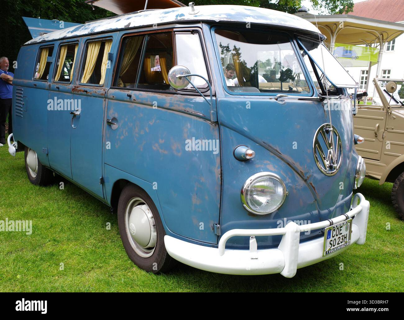 Bad Bentheim, Deutschland - 13. Juli 2025 ein alter Volkwagentransporter Typ 2 T1 aus den 50er Jahren auf einem Oldtimertreffen Stockfoto