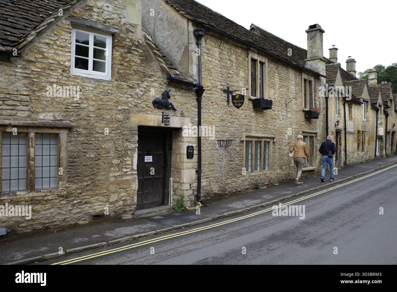 Castle Combe, Vereinigtes Königreich - 17. September 2025 Touristen sind in der Unicorn Lodge in Castle Combe, den Cotswolds Stockfoto