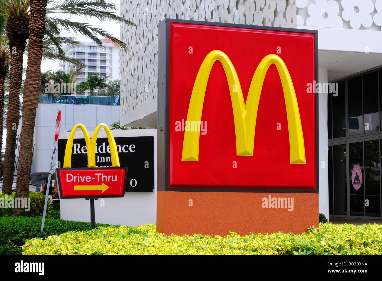 Sunny Isles Beach, FL, USA - 4. August 2024: McDonald's Drive-Thru-Schild mit Blick auf die Straße. Stockfoto