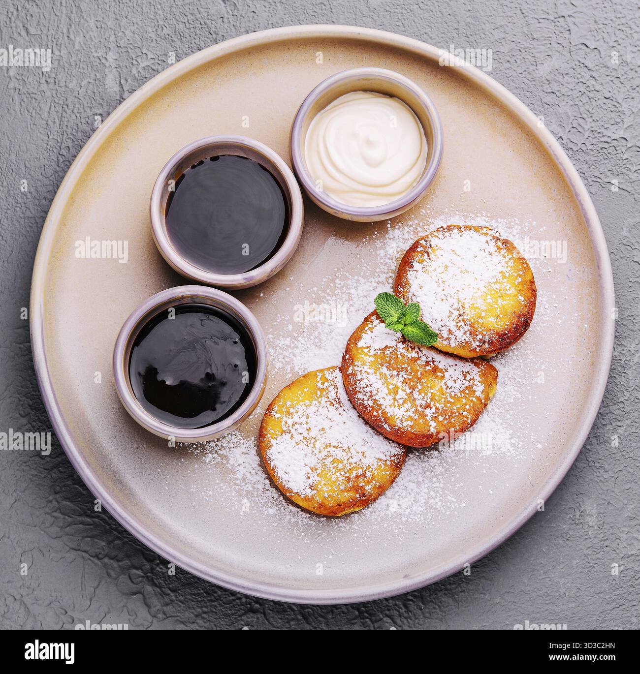 Essen, Hüttenpfannkuchen mit Beerenmarmelade, Sauerrahm Stockfoto