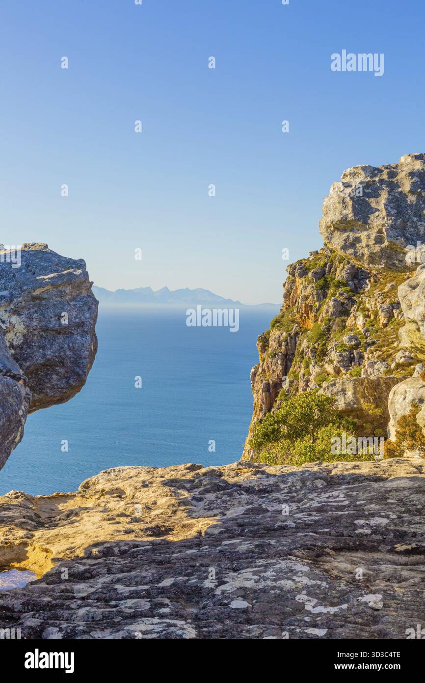 Küstengebirgslandschaft mit Fynbos-Flora in Kapstadt, Südafrika Stockfoto