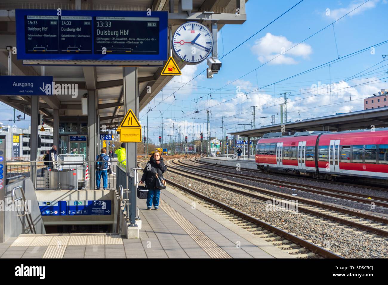Der stark frequentierte Übergang des Dortmunder Hauptbahnhofs spiegelt seine Rolle als wichtiger Eisenbahnknotenpunkt in Nordrhein-Westfalen wider. Stockfoto