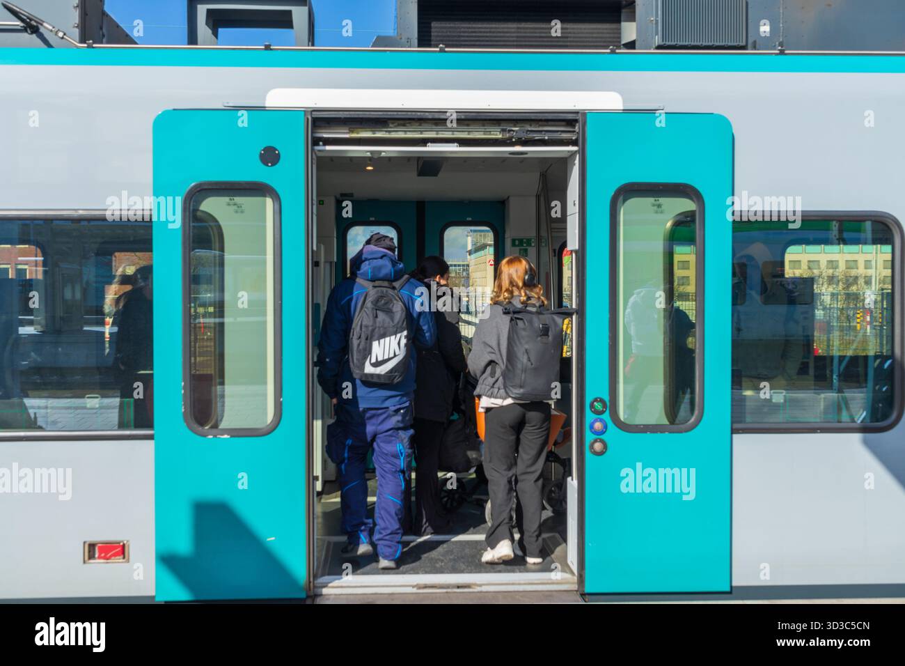 Passagiere steigen am Hauptbahnhof Dortmund in einen S-Bahn-Zug ein. Stockfoto