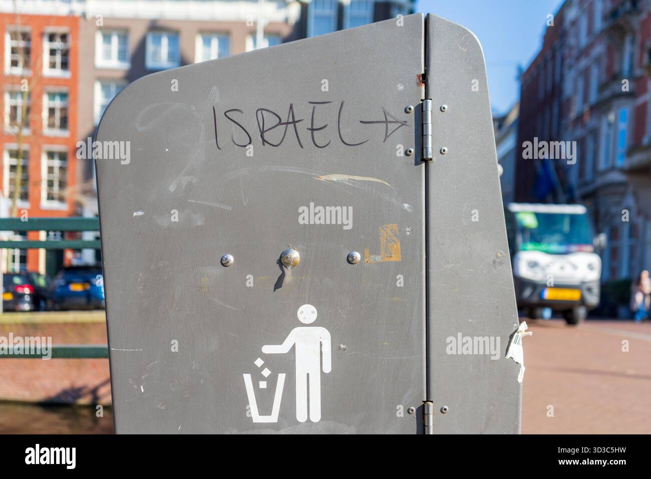 Ein Graffiti mit der Aufschrift „Israel →“ auf einer öffentlichen Mülltonne in Amsterdam hebt antisemitischen Vandalismus und anhaltende Hassreden in städtischen Räumen hervor. Stockfoto