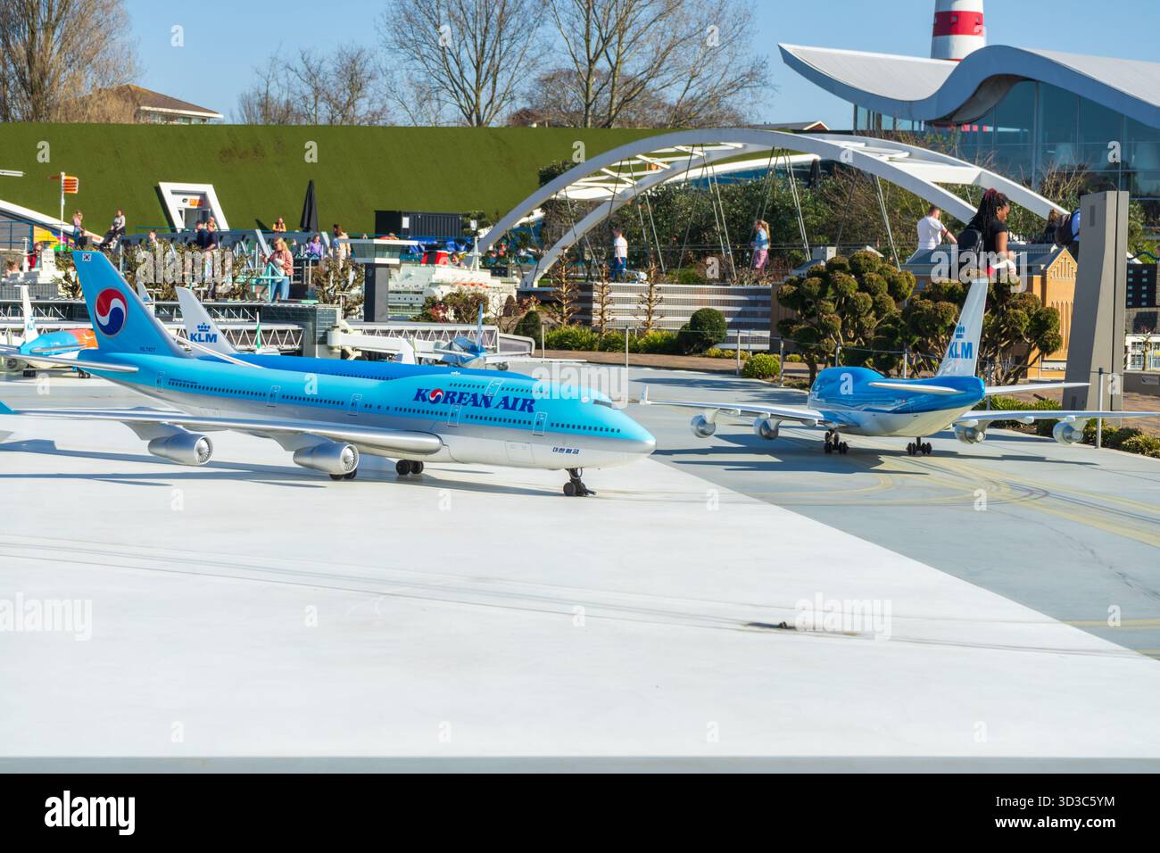 Miniaturmodelle von Flugzeug und Flughafen in Madurodam in den Haag, wo die Niederlande im Maßstab 1:25 nachgebildet werden. Stockfoto