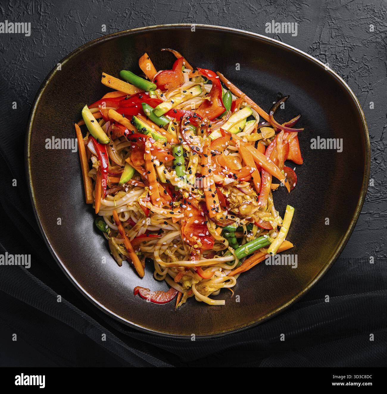 Essen, asiatische vegetarische Udon-Nudeln mit Gemüse in einer Schüssel Stockfoto