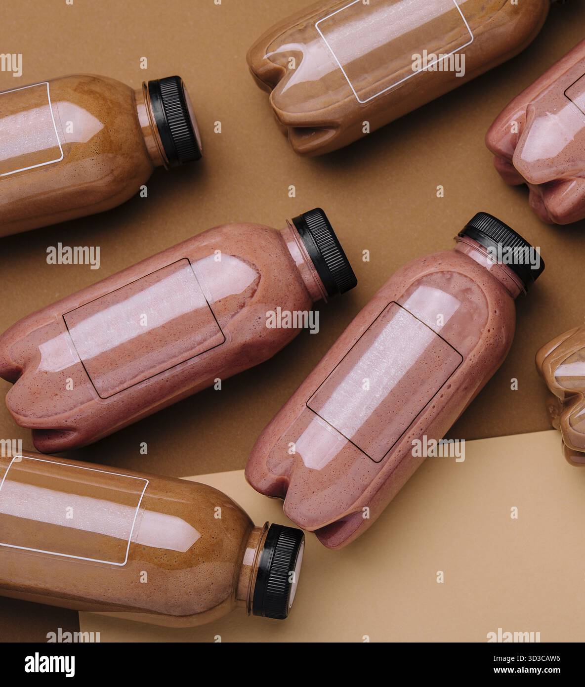 Essen, Himbeer- und Schokoladen-Smoothie-Cocktails in Plastikflaschen Stockfoto