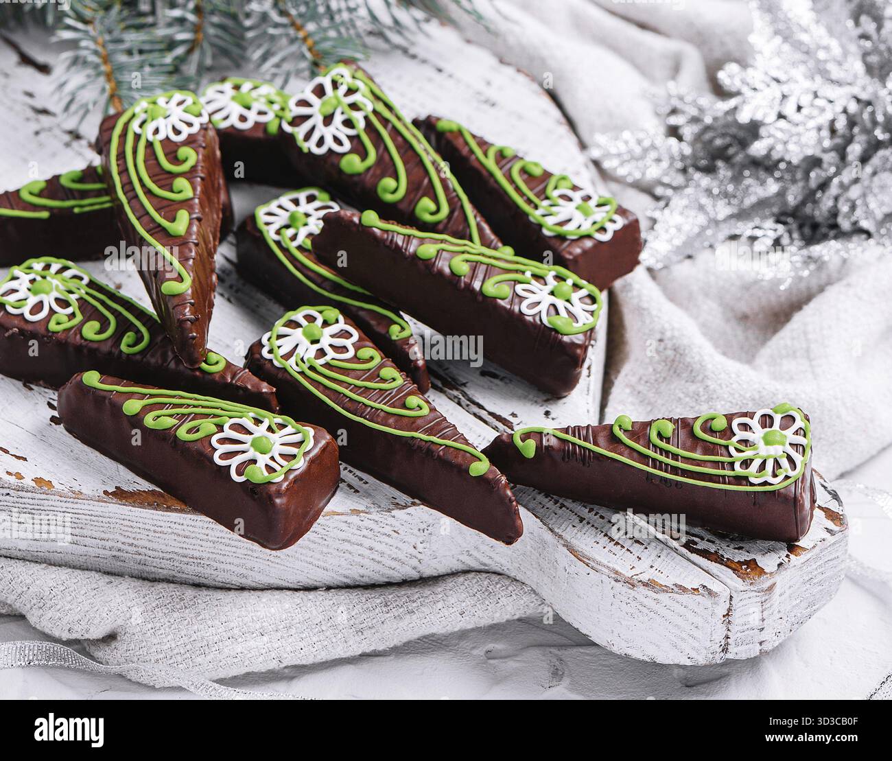 Essen, Schokoladen-Brownies in Form von weihnachtsbäumen mit grüner Glasur Stockfoto