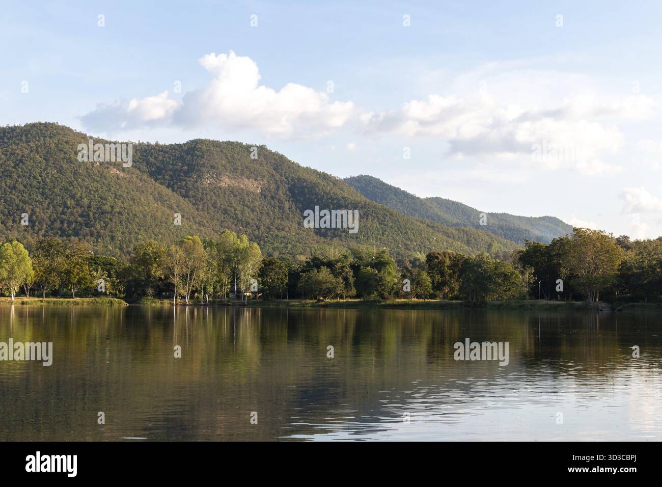 Berge und See bei Mae on Tai, San Kamphaeng, Chiang Mai, Thailand Stockfoto