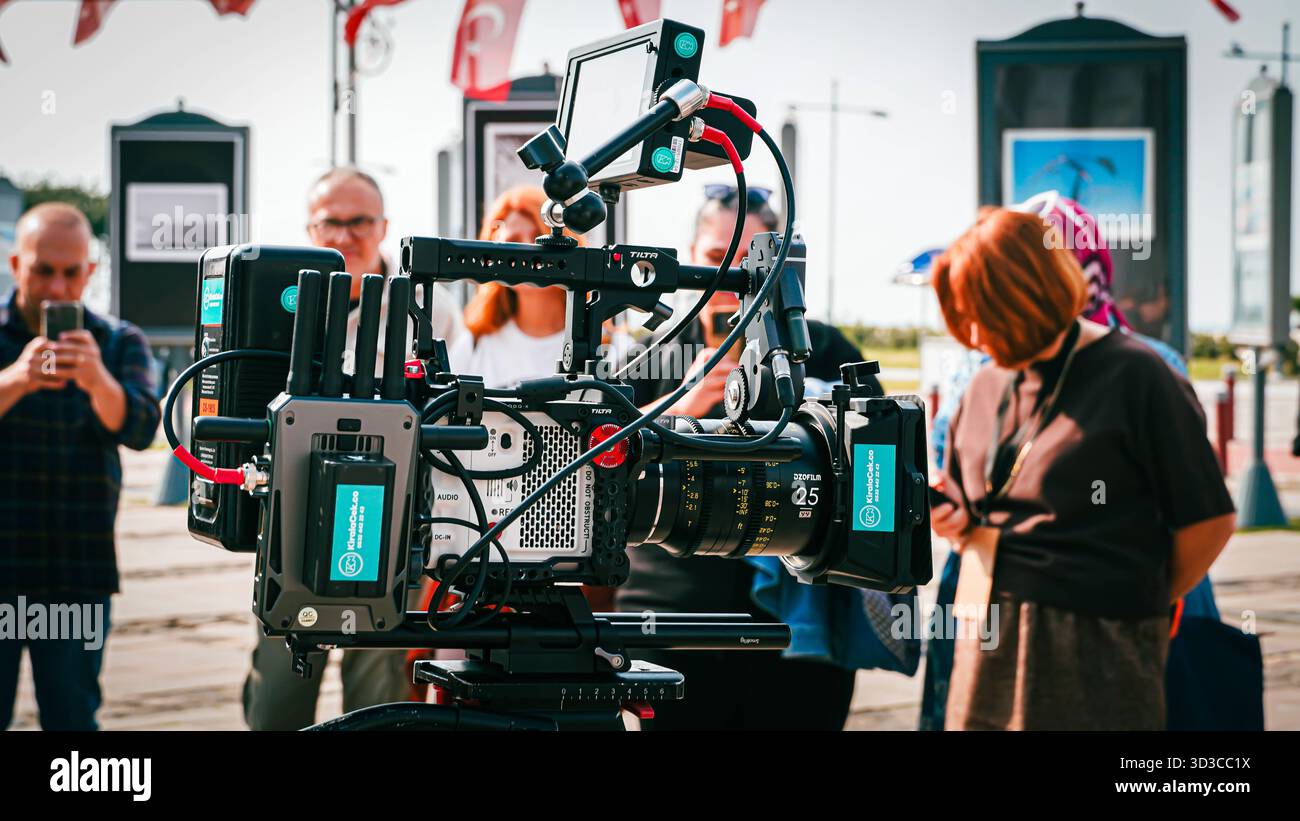 Kinematografie-Workshop im Rahmen des Internationalen Kurzfilmfestivals Izmir 2025 Menschen lernen, wie man eine Filmkamera während eines Kinos benutzt Stockfoto
