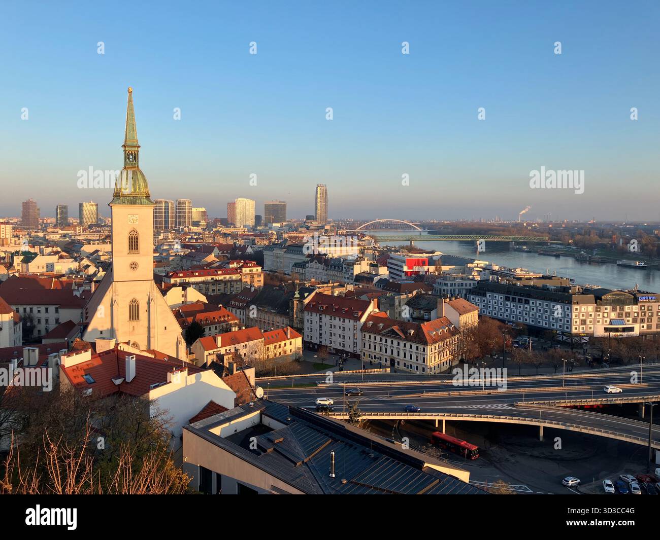 Panoramablick auf Bratislava, Slowakei, mit dem St. Bartholomäus-Dom, der Donau und der von sanftem Winterlicht erhellten Stadtsilhouette. - Smartphone-aufgenommenes Stockfoto