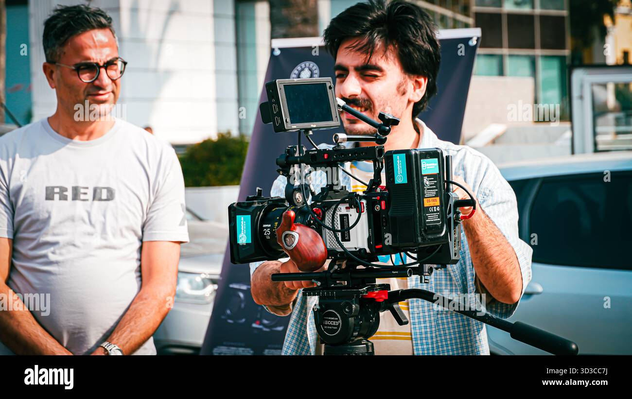 Kinematografie-Workshop im Rahmen des Internationalen Kurzfilmfestivals Izmir 2025 Menschen lernen, wie man eine Filmkamera während eines Kinos benutzt Stockfoto