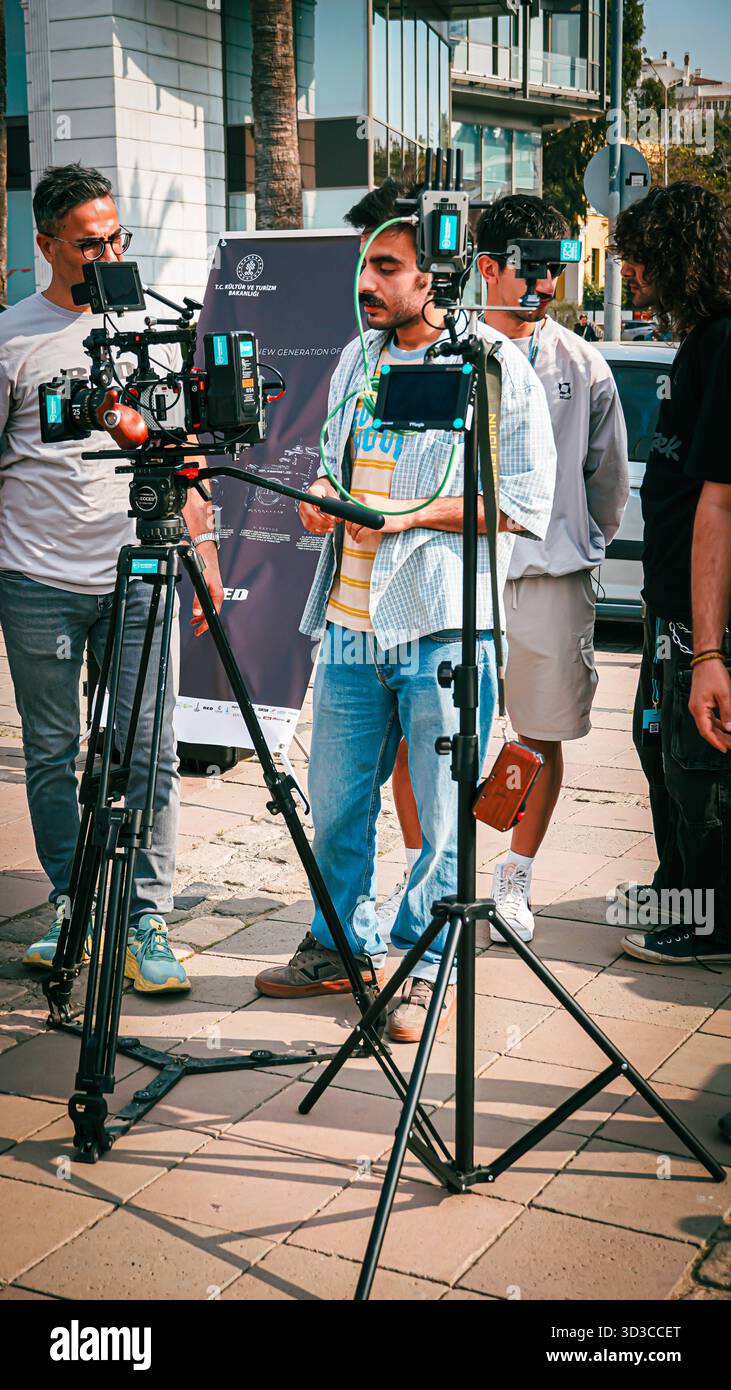Kinematografie-Workshop im Rahmen des Internationalen Kurzfilmfestivals Izmir 2025 Menschen lernen, wie man eine Filmkamera während eines Kinos benutzt Stockfoto