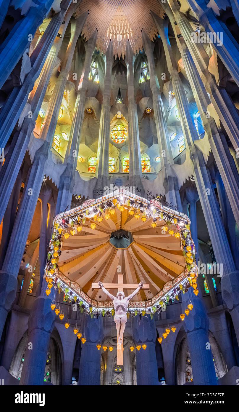 Kruzifix und beleuchteter Baldachin am Hochaltar im Kirchenschiff der Sagrada Família, Basilika von Gaudí, Barcelona, Katalonien, Spanien Stockfoto