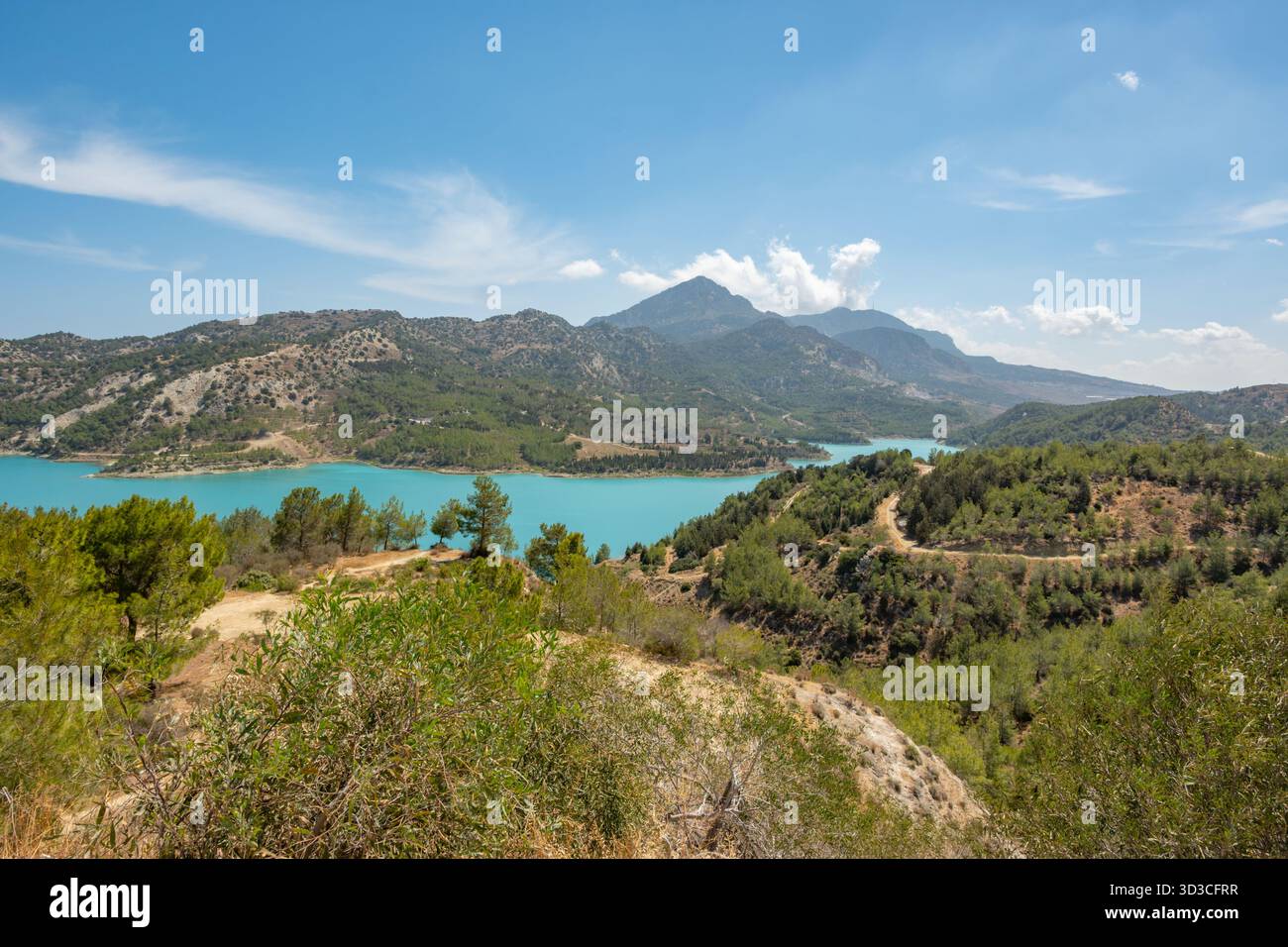Mit Blick auf den Dağdere-Stausee, auch bekannt als Gezitköy-Staudamm, der gebaut wurde, um Nordzypern mit Wasser aus der Türkei zu versorgen Stockfoto
