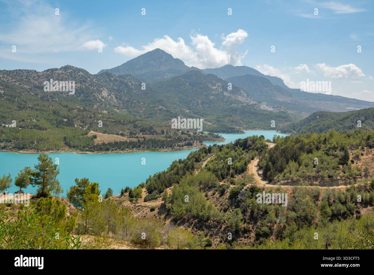 Mit Blick auf den Dağdere-Stausee, auch bekannt als Gezitköy-Staudamm, der gebaut wurde, um Nordzypern mit Wasser aus der Türkei zu versorgen Stockfoto