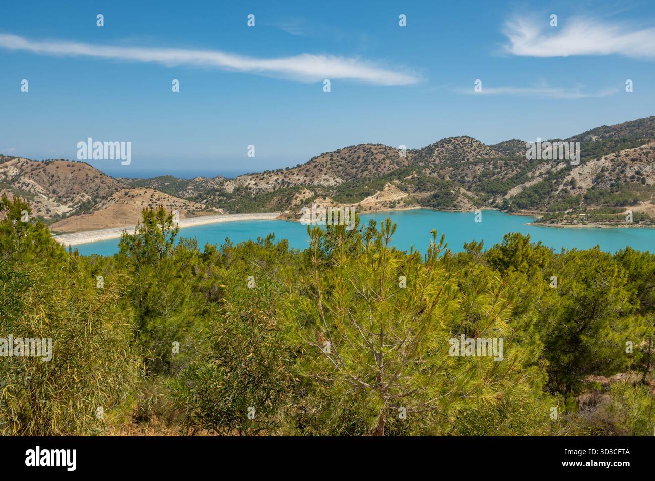Mit Blick auf den Dağdere-Stausee, auch bekannt als Gezitköy-Staudamm, der gebaut wurde, um Nordzypern mit Wasser aus der Türkei zu versorgen Stockfoto