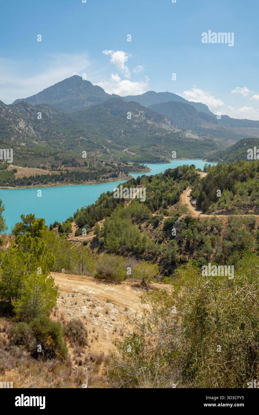Mit Blick auf den Dağdere-Stausee, auch bekannt als Gezitköy-Staudamm, der gebaut wurde, um Nordzypern mit Wasser aus der Türkei zu versorgen Stockfoto