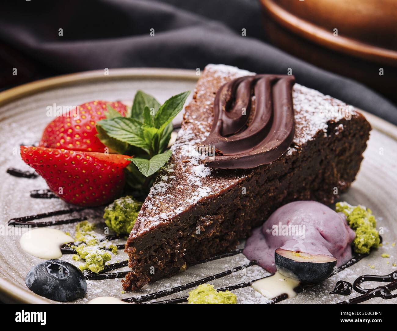 Essen, Brownie-Kuchen mit einer Schaufel Vanilleeis und Erdbeeren Stockfoto