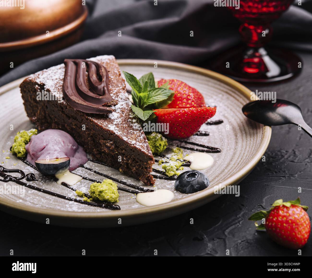 Essen, Brownie-Kuchen mit einer Schaufel Vanilleeis und Erdbeeren Stockfoto