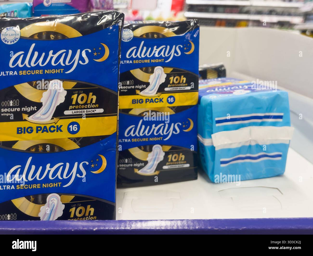 Karlstad, Schweden - 18. Oktober 2025: Always Ultra Secure Night Hygienepads werden im Einzelhandel deutlich sichtbar gezeigt, was die Produktmerkmale hervorhebt Stockfoto