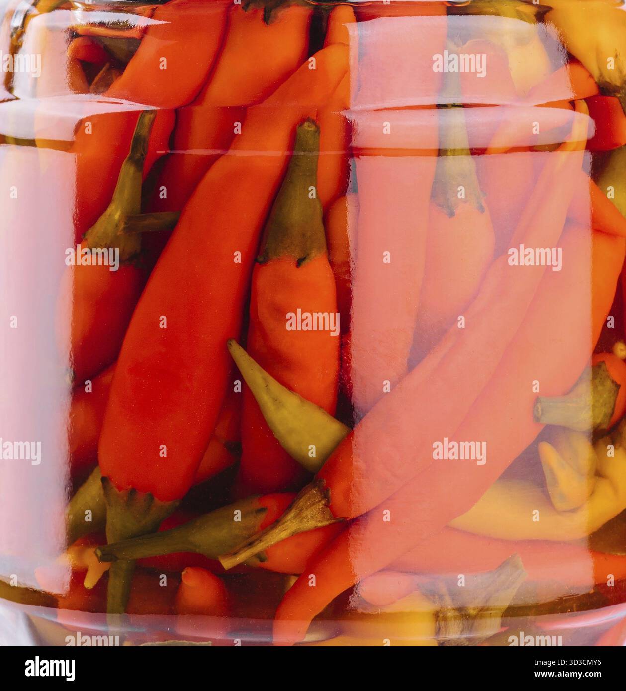 Essen, Glasgläser mit eingelegtem Chili Hintergrund Stockfoto
