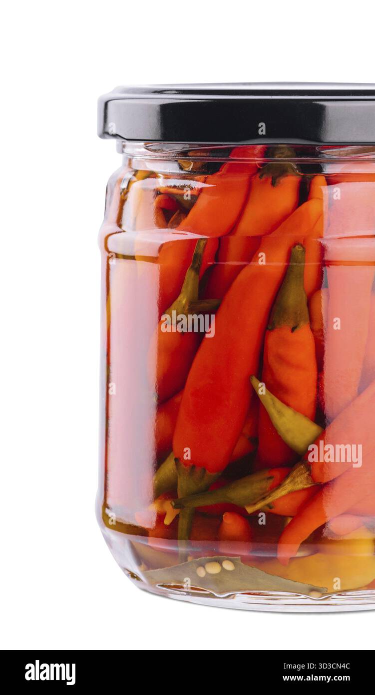 Essen, Glasgläser mit eingelegten Chilischoten auf weißem Hintergrund Stockfoto