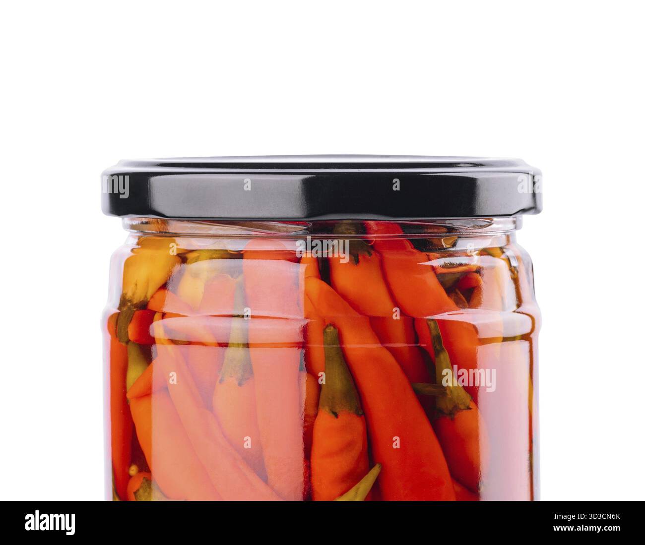 Essen, Glasgläser mit eingelegten Chilischoten auf weißem Hintergrund Stockfoto