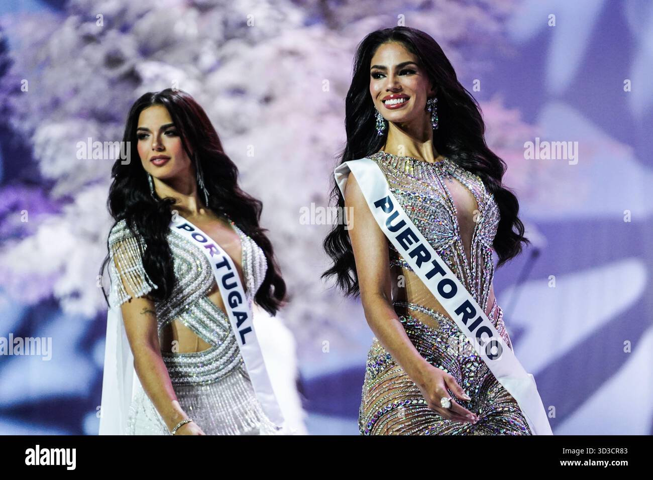 Bangkok, Thailand. November 2025. Miss Portugal Camila Vitorino (L) und Miss Puerto Rico Zashely Alicea (R) auf der Bühne während der offiziellen Miss Universe 2025 Begrüßungsveranstaltung am 5. November 2025 in Bangkok, Thailand. Frauen, die 120 Nationen repräsentieren, treten an der 74. Ausgabe des Miss Universe-Wettbewerbs in Thailand an. (Foto: Anusak Laowilas/NurPhoto) Credit: NurPhoto SRL/Alamy Live News Stockfoto
