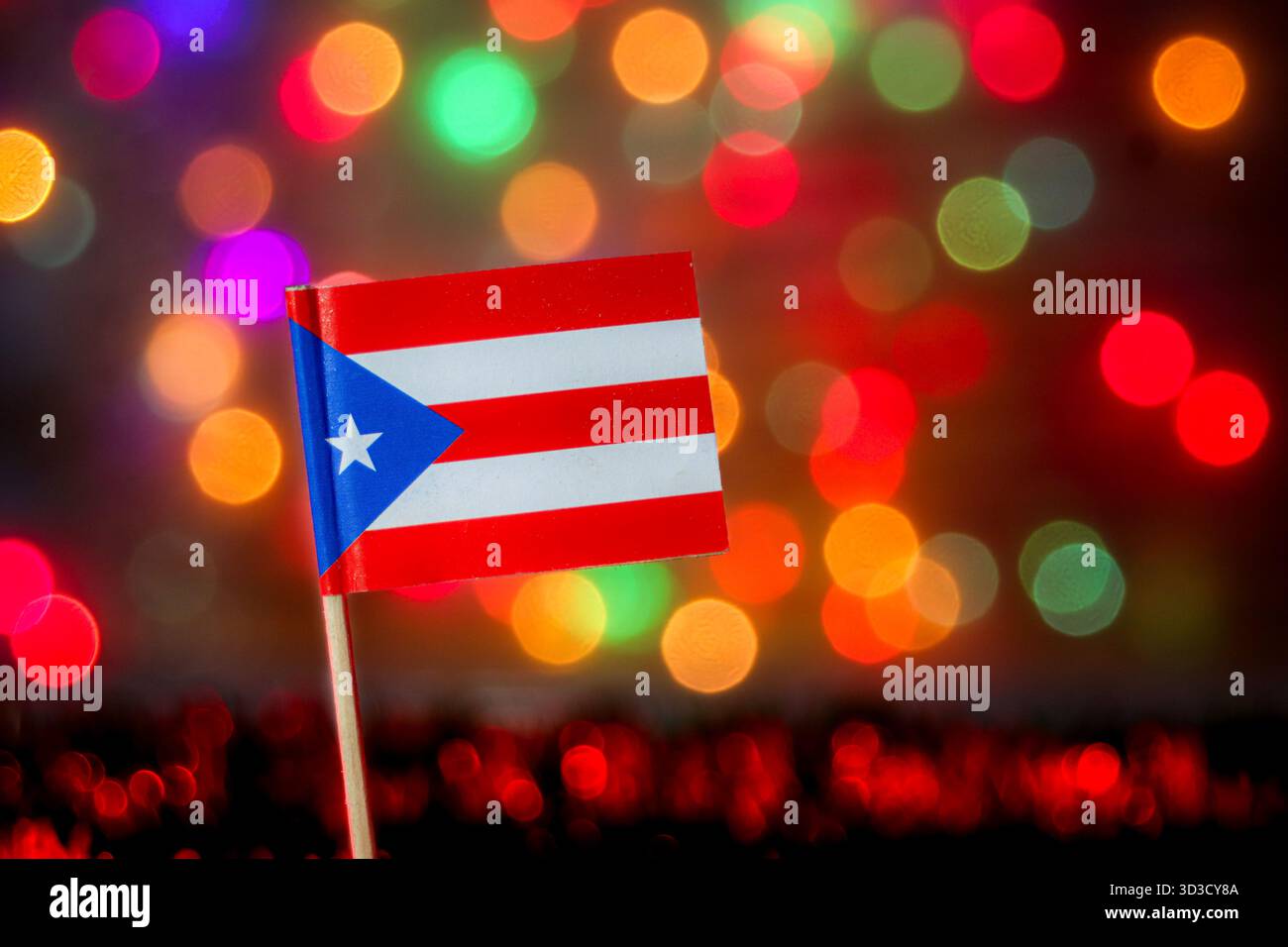 Puerto-ricanische Flagge vor bunten Bokeh-Hintergrund. Ideal für karibische Kultur, Festivals, Nationalstolz und touristische Inhalte lebendige Insel. Stockfoto
