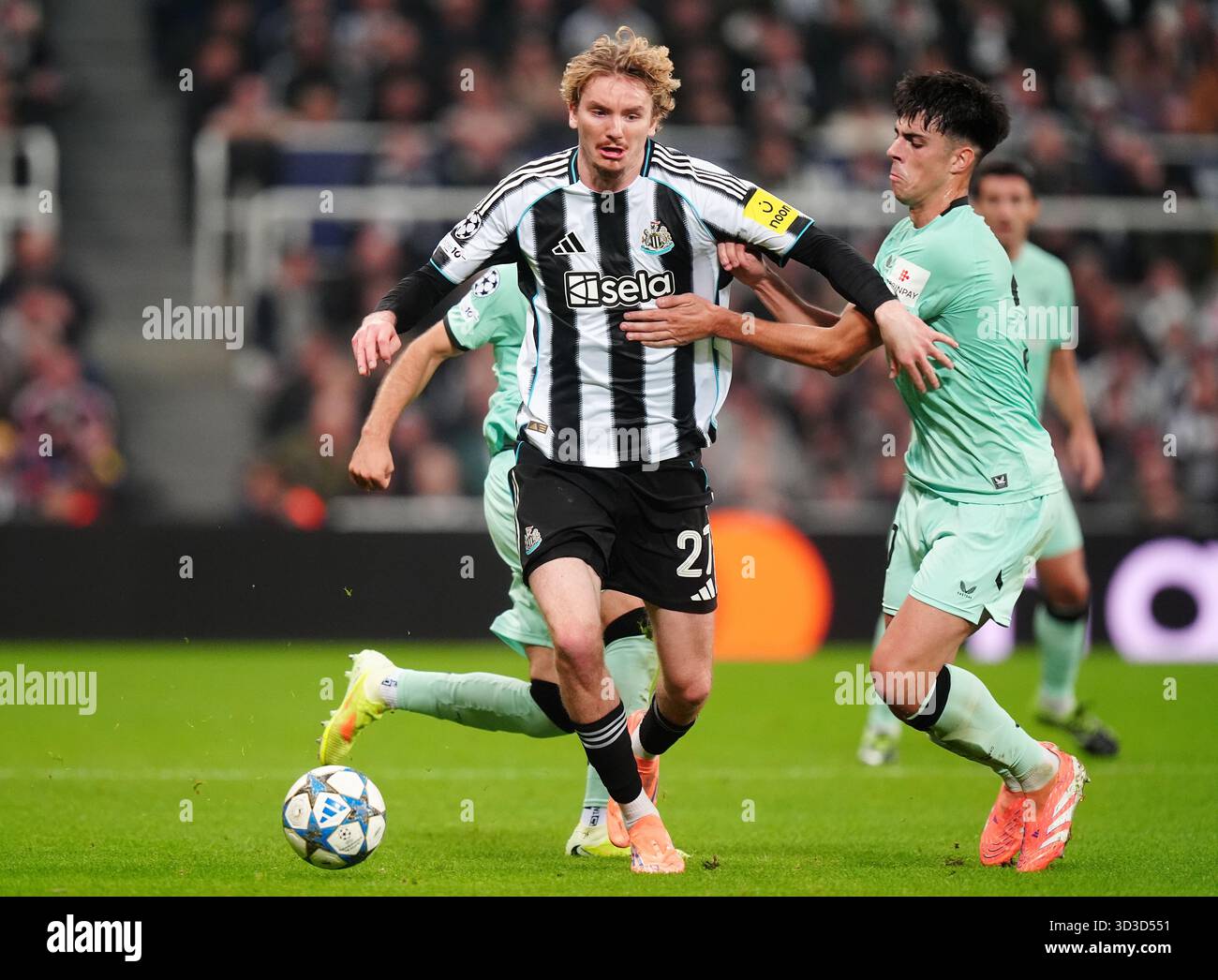 Nick Woltemade von Newcastle United (links) und Alejandro Rego von Athletic Bilbao kämpfen um den Ball während des UEFA Champions League-Spiels im St James' Park in Newcastle upon Tyne. Bilddatum: Mittwoch, 5. November 2025. Stockfoto