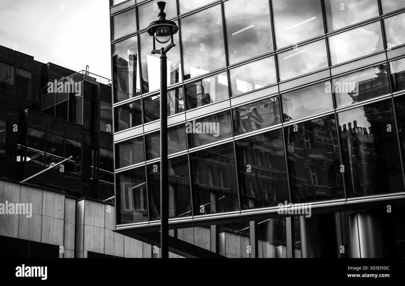 London, Vereinigtes Königreich - 17. Oktober 2022 - redaktionelle Reisefotografie, die die Gegenüberstellung historischer und moderner Gebäude in ganz London feststellt. Stockfoto