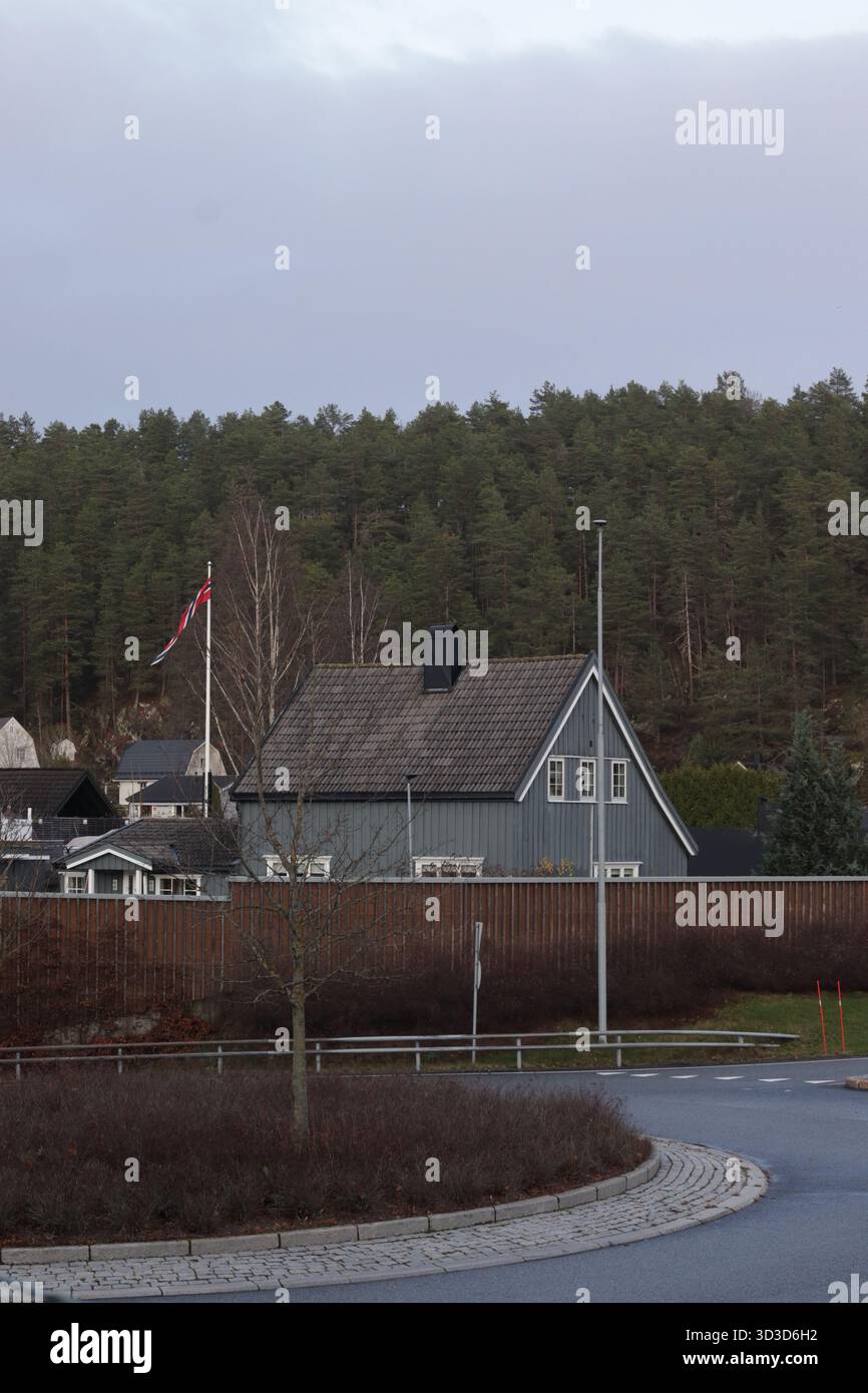 Moderne städtische Umgebung mit Wohngebäuden, Infrastruktur und Straßendetails – zeitgenössische Stadtarchitektur und Lebensstil Stockfoto