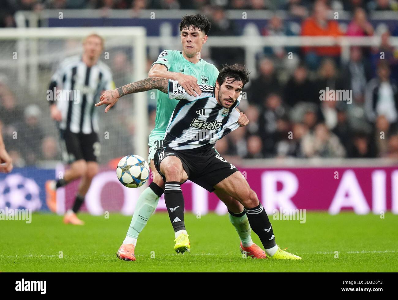 Sandro TONALi von Newcastle United (rechts) und Alejandro Rego von Athletic Bilbao kämpfen um den Ball während des UEFA Champions League-Spiels im St. James' Park in Newcastle upon Tyne. Bilddatum: Mittwoch, 5. November 2025. Stockfoto