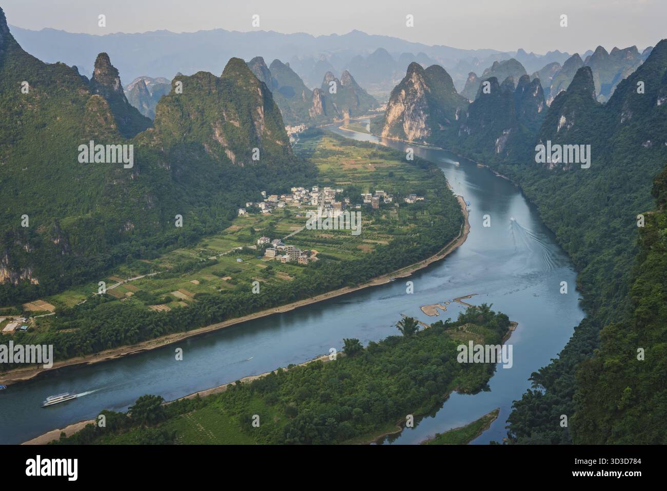 Blick auf den Xianggong Hill Panorama der schönen grünen, üppigen und dichten Karstlandschaft in Yangshuo, Provinz Guangxi, China Stockfoto